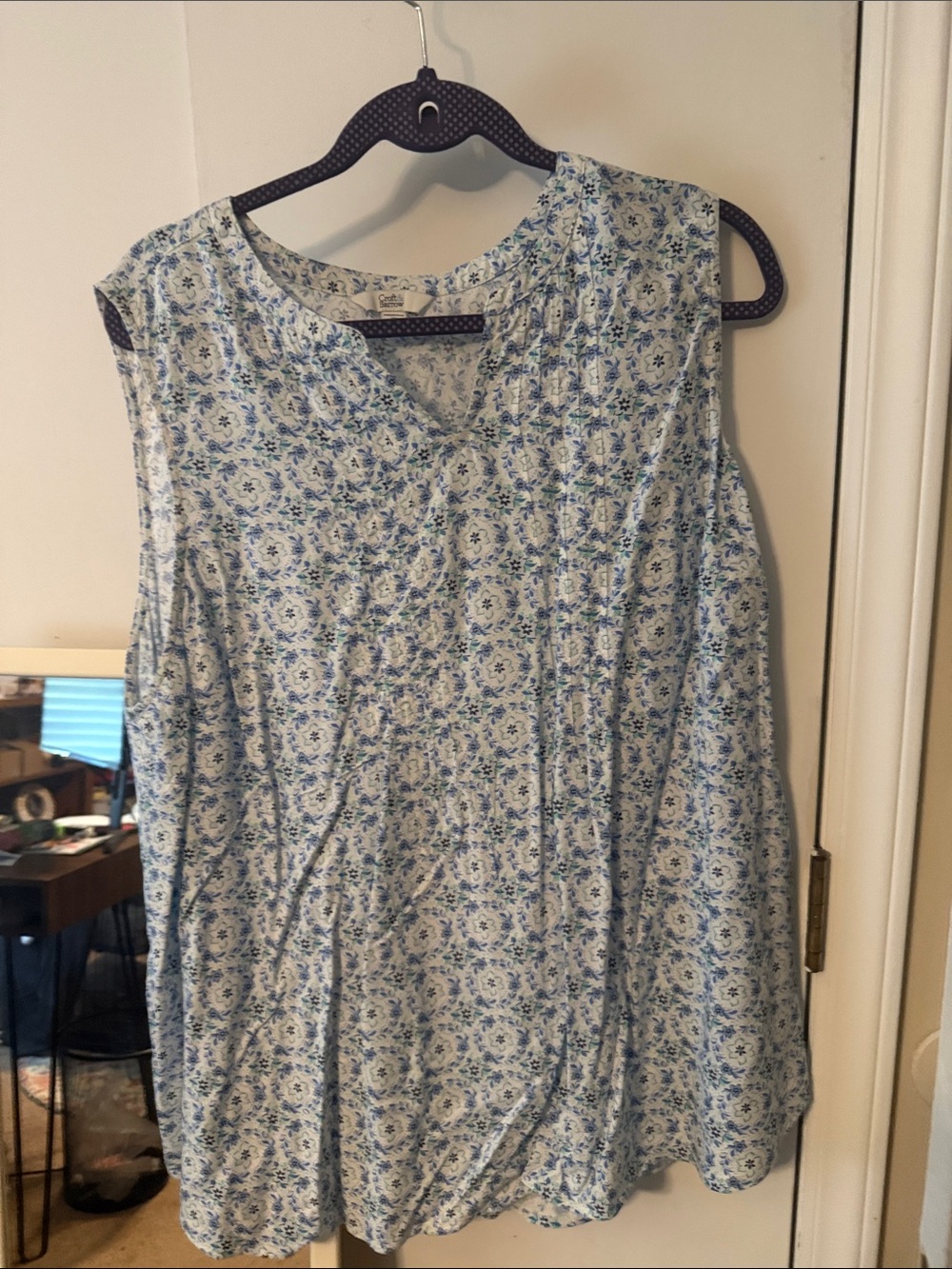 croft & barrow Blue and White Sleeveless V-Neck Floral Camisole